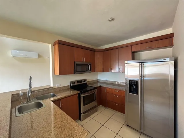 Kitchen w/ stainless steel applainces