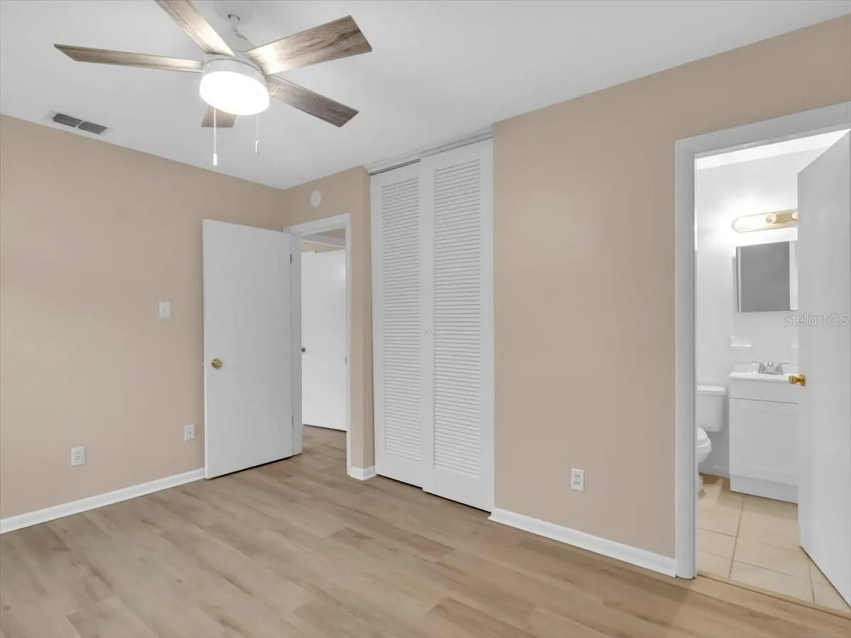 Primary Bedroom En suite bathroom and closet