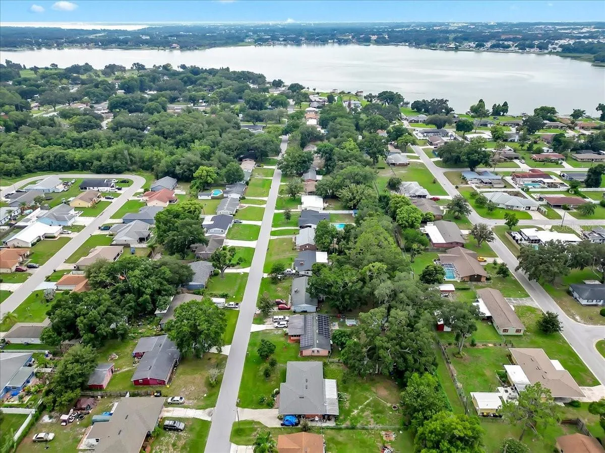Close to Medical , Shopping, Malls, Resturants, &amp; Lake Gibson boat ramp for easy  access!
