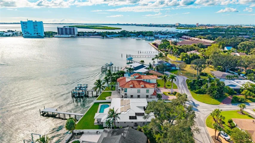 Perfectly located just minutes from Fort De Soto and award-winning beaches, with easy access to Sarasota/Bradenton and downtown St. Petersburg.