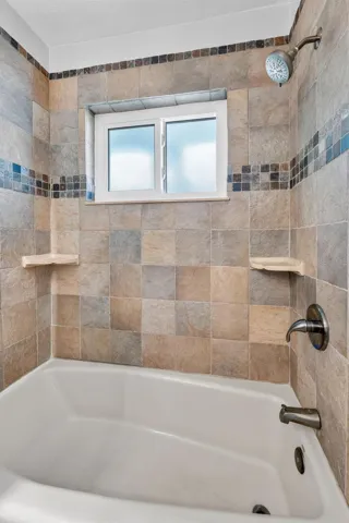 Hall bathroom with a convenient tub/shower combo, combining functionality and style.