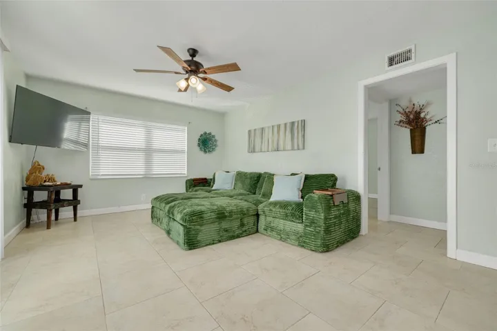 Unit 4 - 2bd 1ba - Upstairs w/balcony