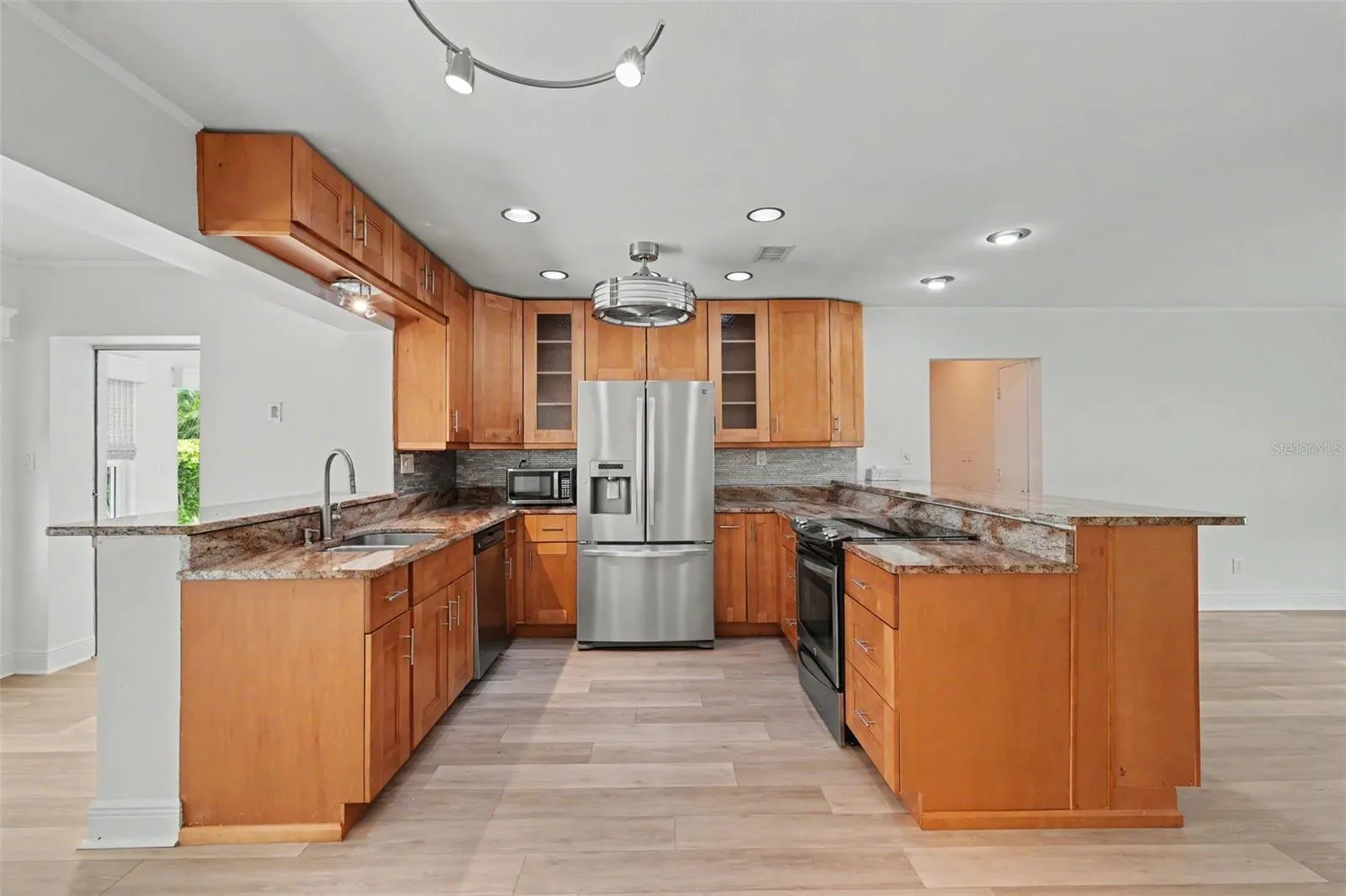 Kitchen with place for barstools on both sides