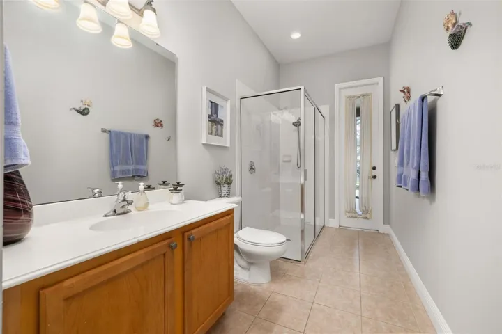 3rd bedroom ensuite / Pool bath