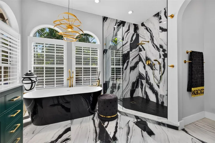 Primary en suite Bath