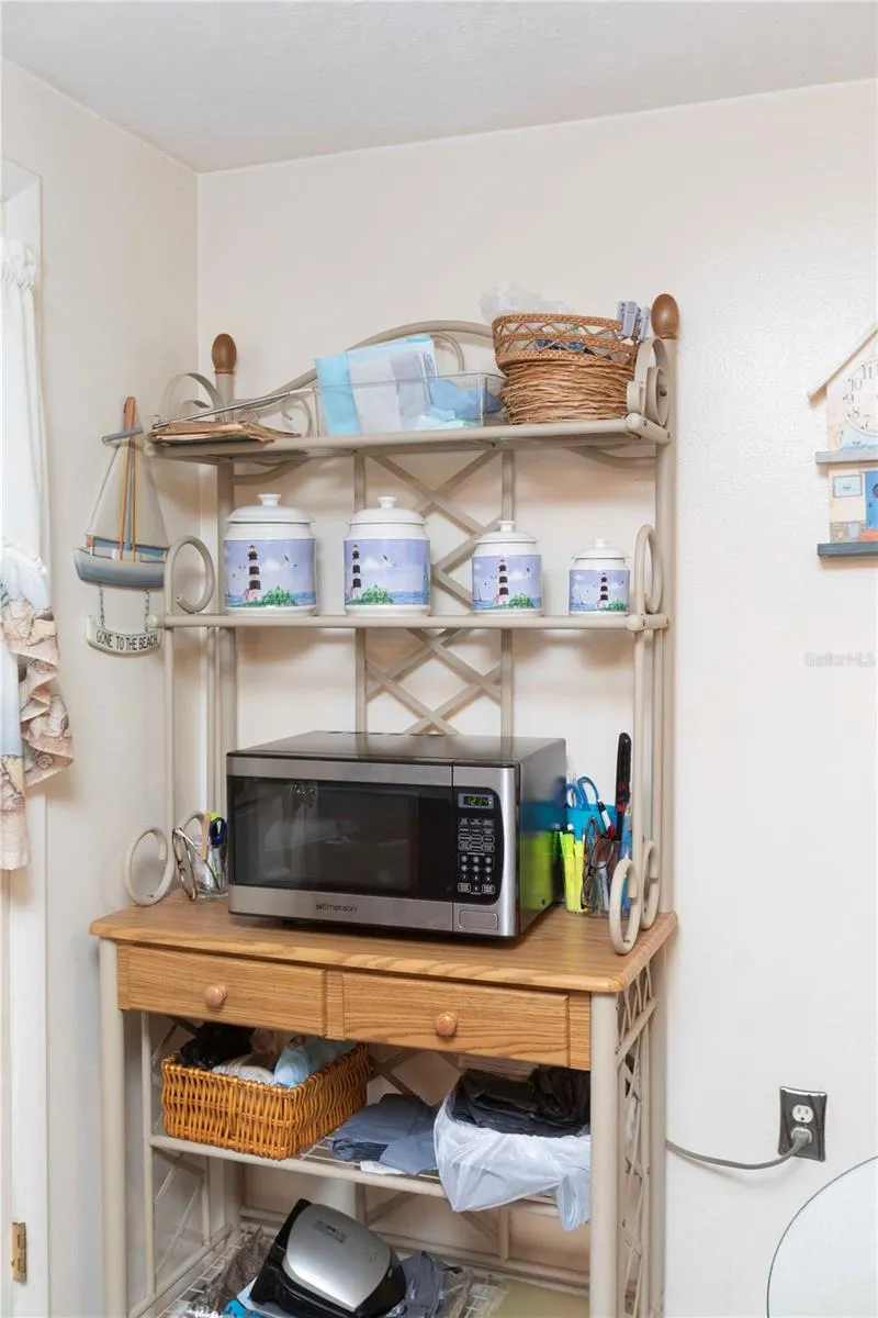Microwave/Bakers Rack