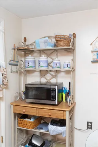Microwave/Bakers Rack