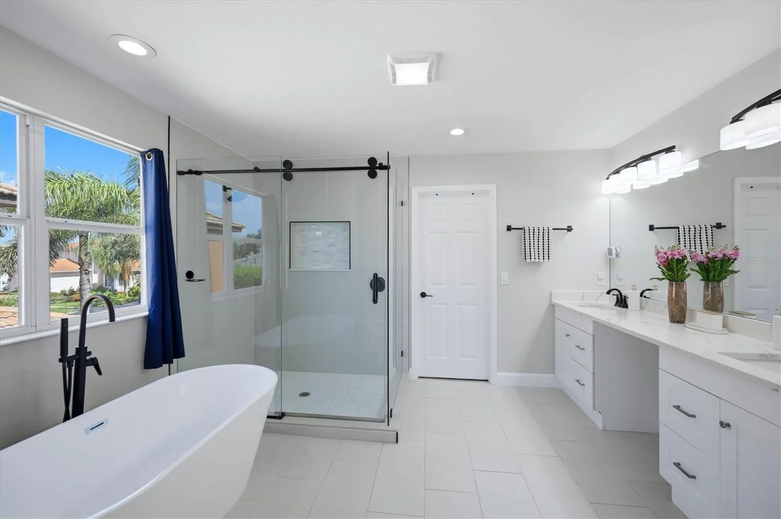 En suite primary bathroom