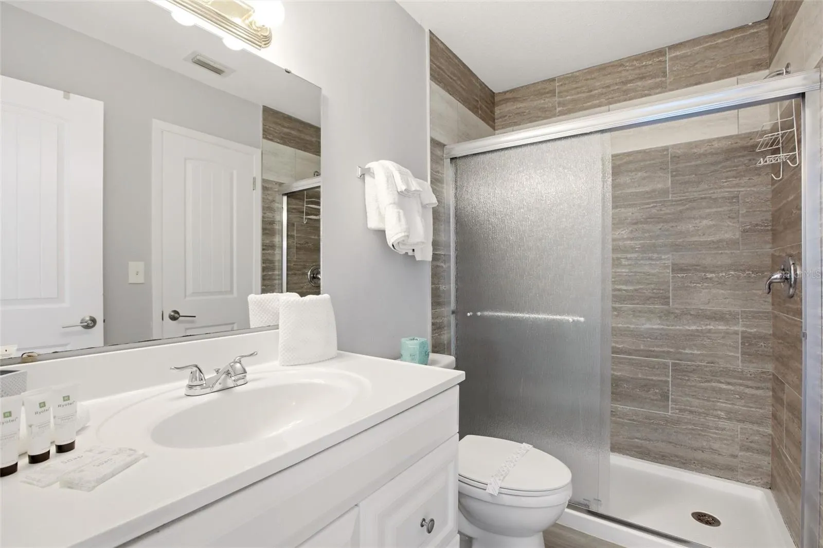 Full bathroom with upstairs hallway access and primary suite access
