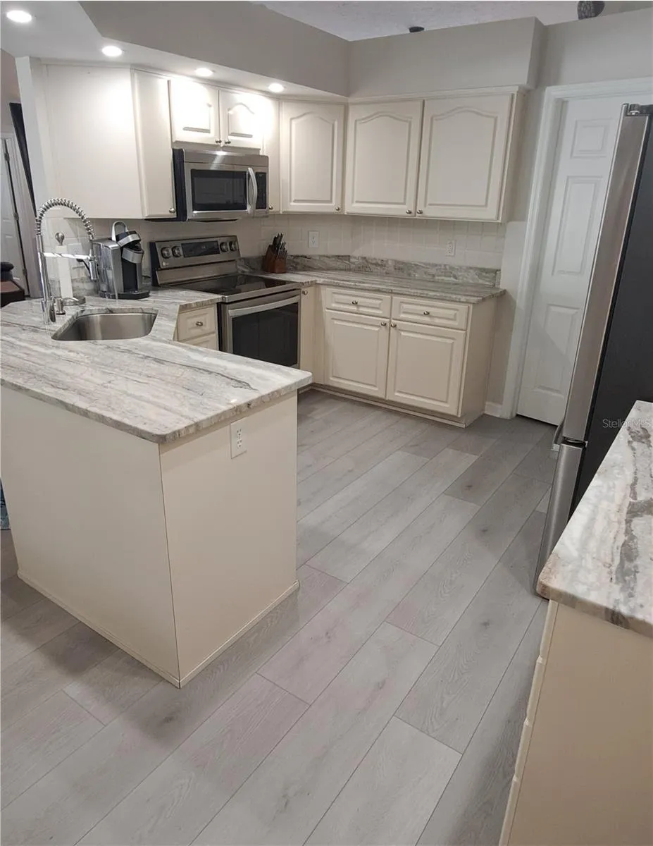 Granite countertops &amp; new appliances