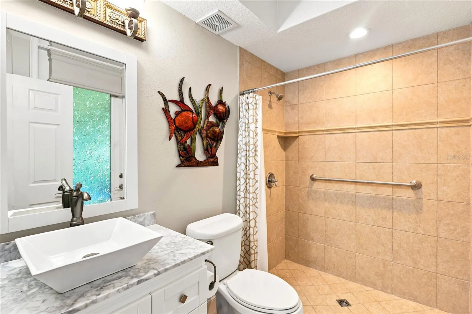 1ST FLOOR FULL BATH