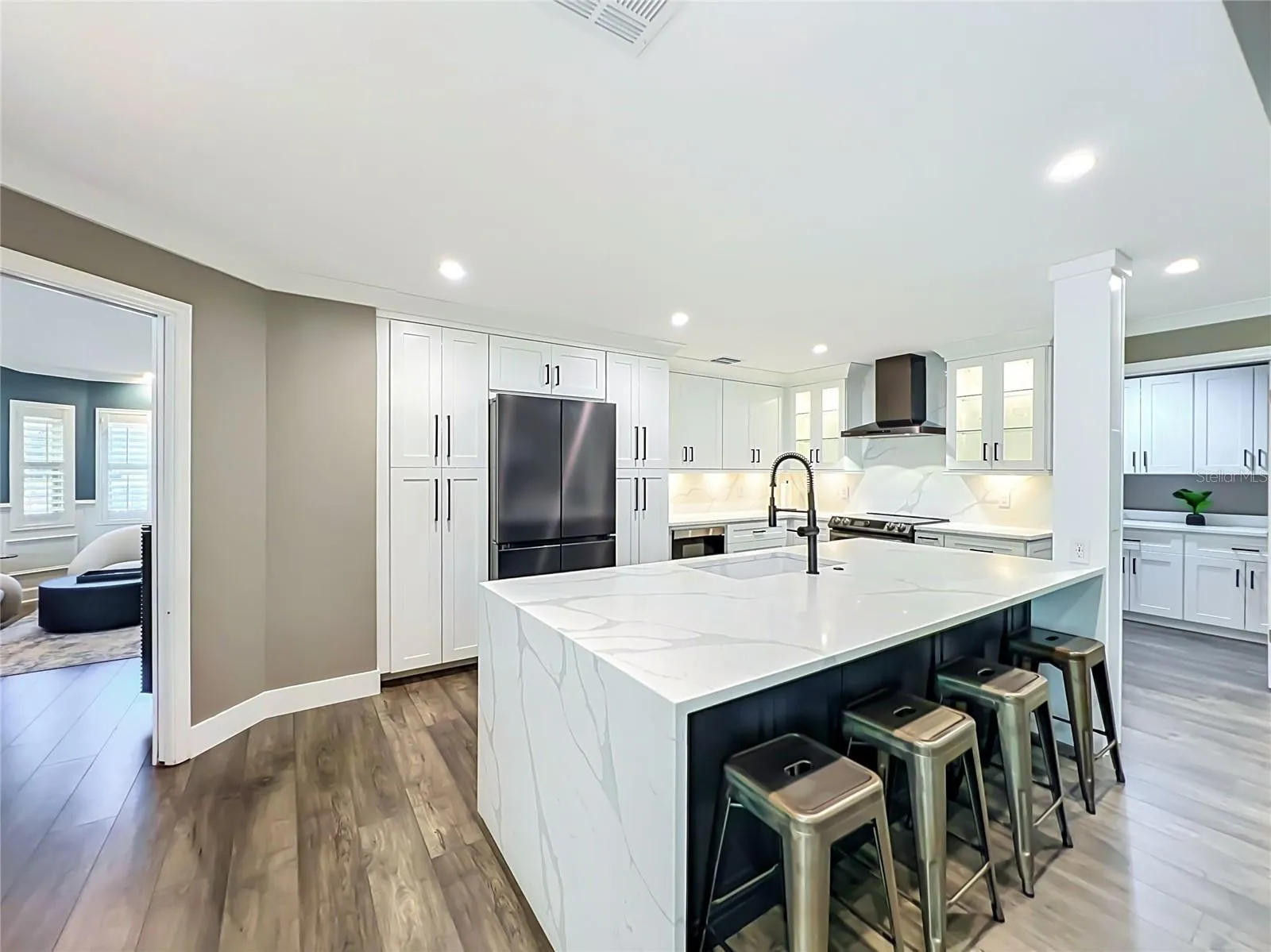 Kitchen &amp; Waterfall Island