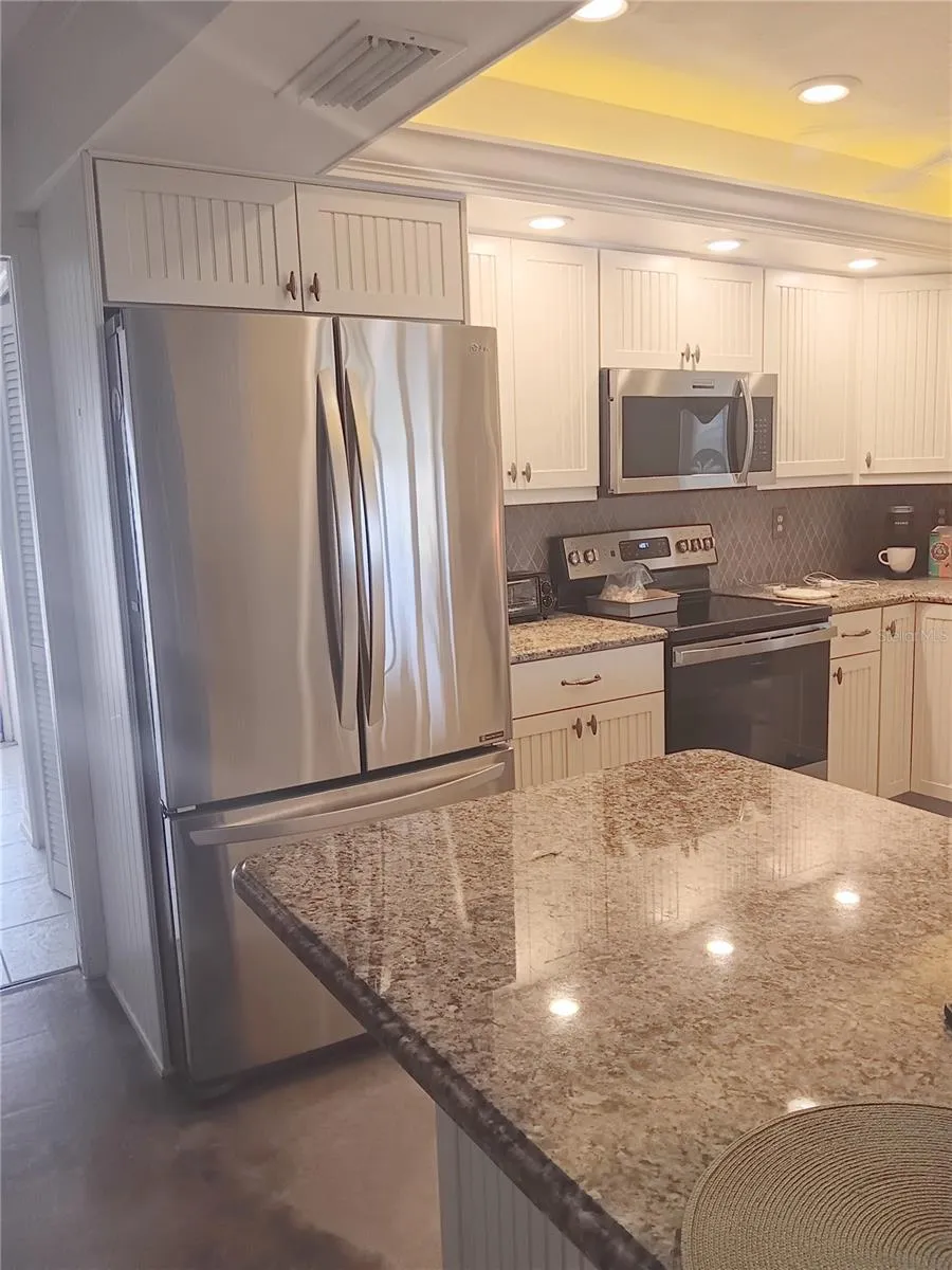 Kitchen, Stainless steel appliances