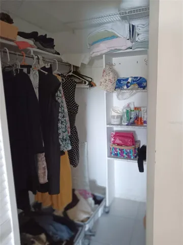 walk in closet in masterbedroom