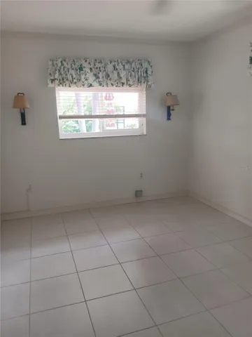 2nd Bedr w/ walk in closet