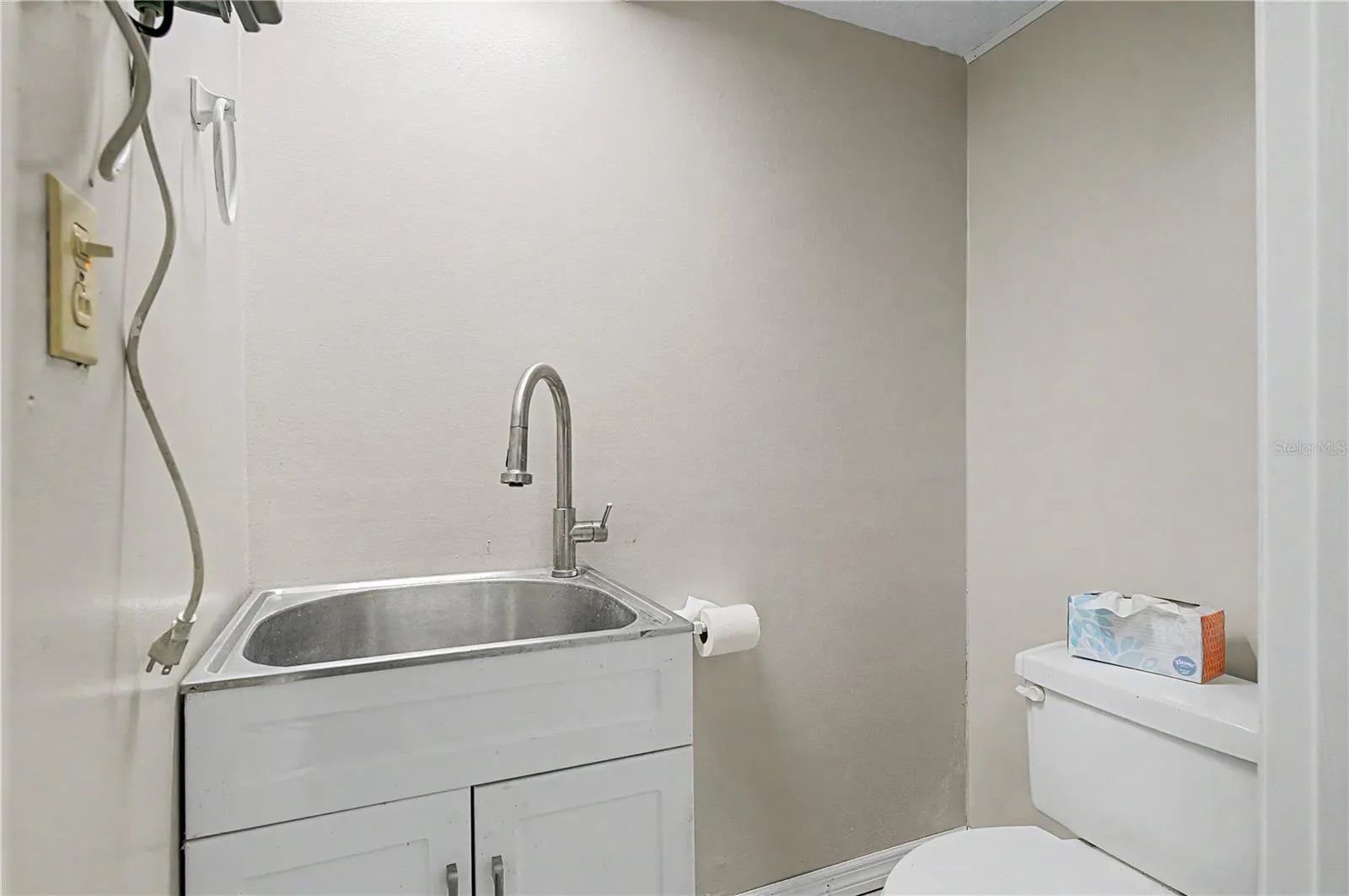 1/2 bathroom