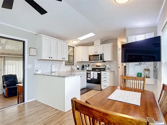 Dining/kitchen