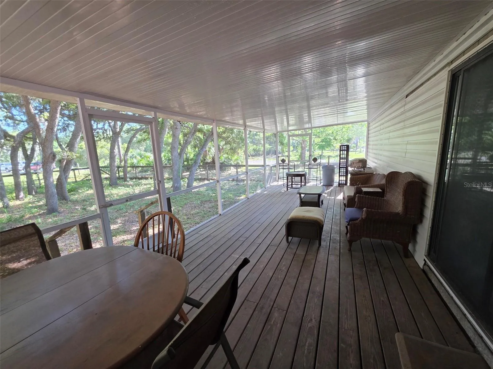 COVERED-SCREENED DECK
