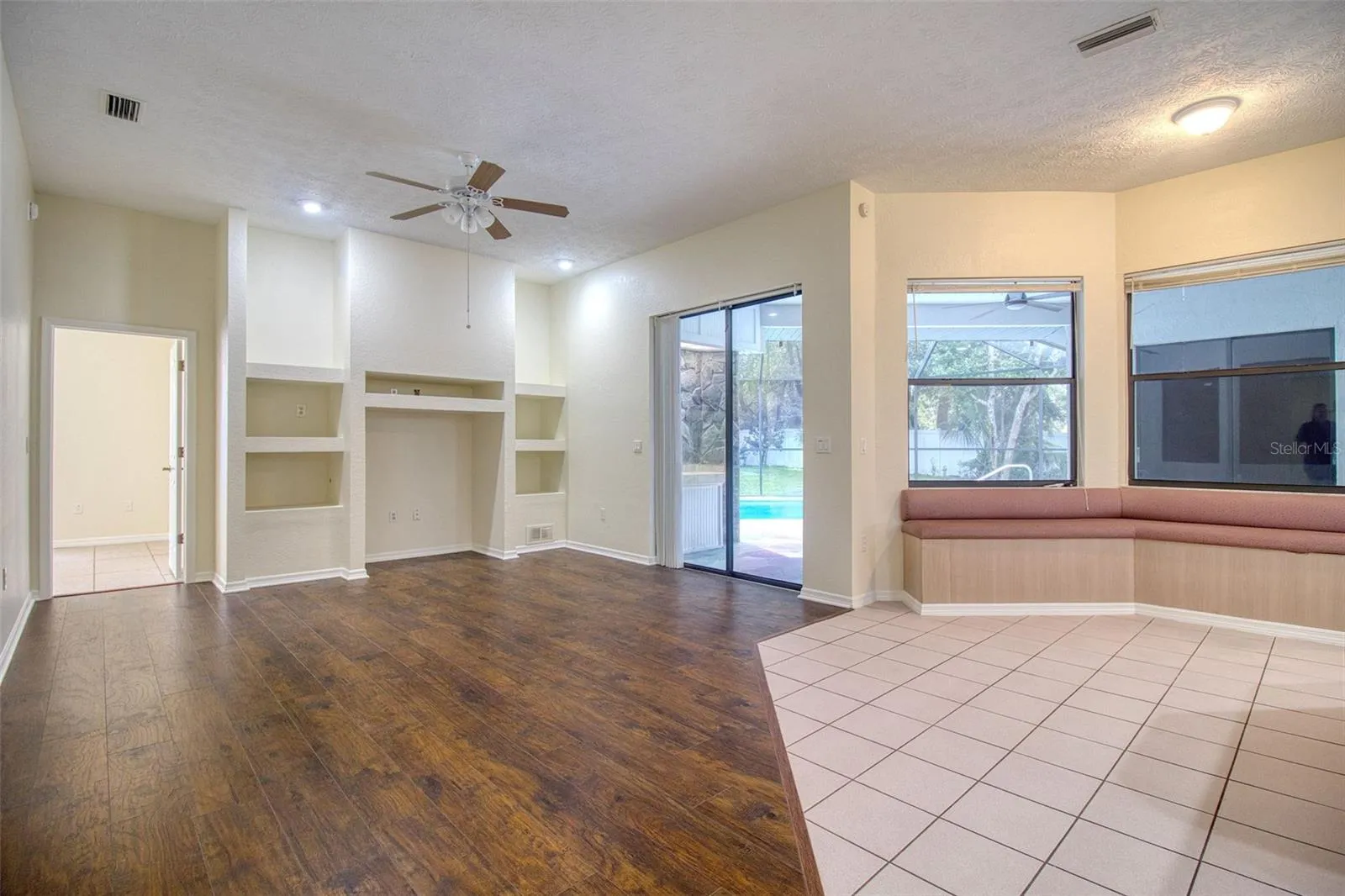 breakfast nook & family room