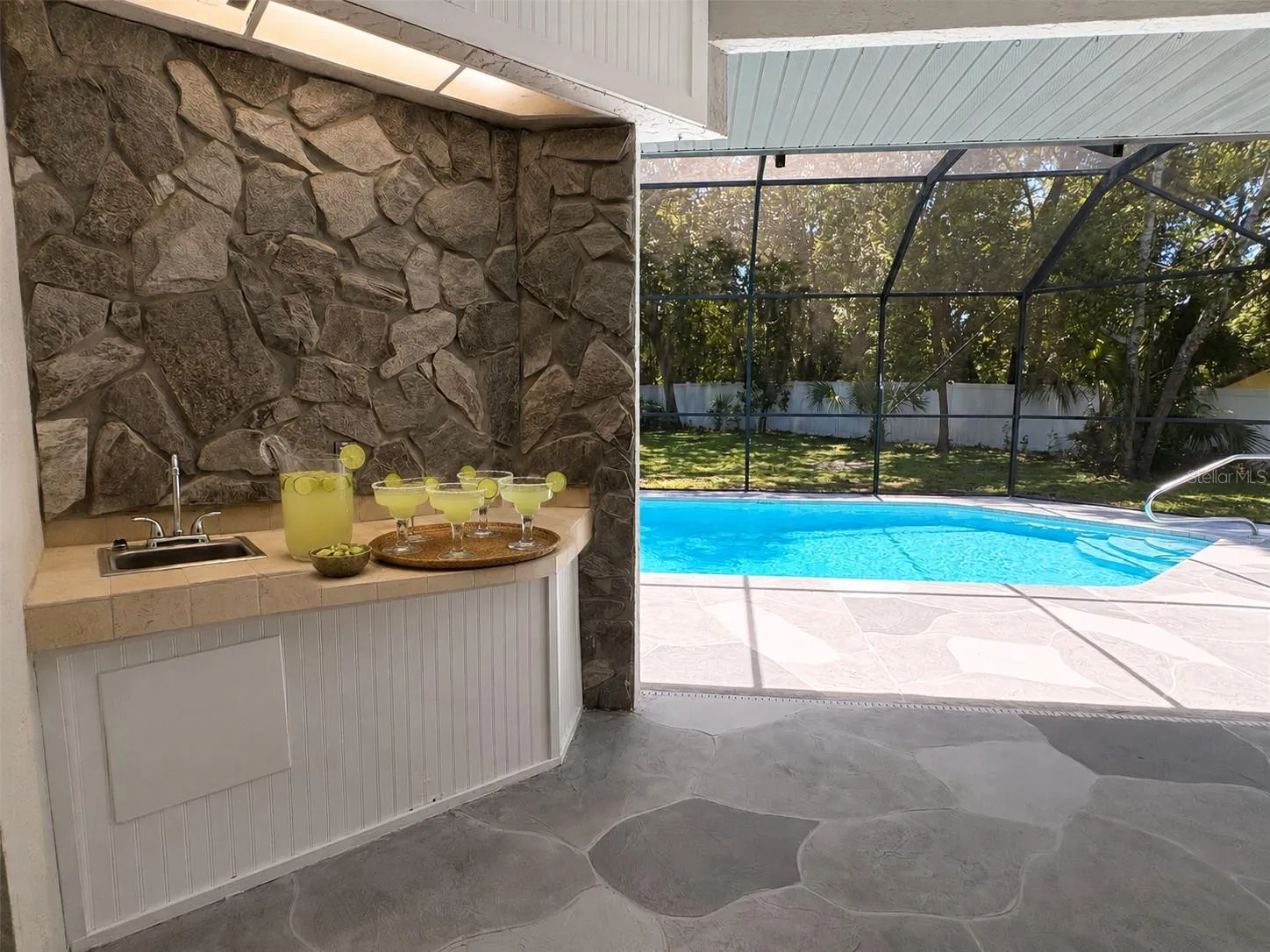 Wet bar on the lanai