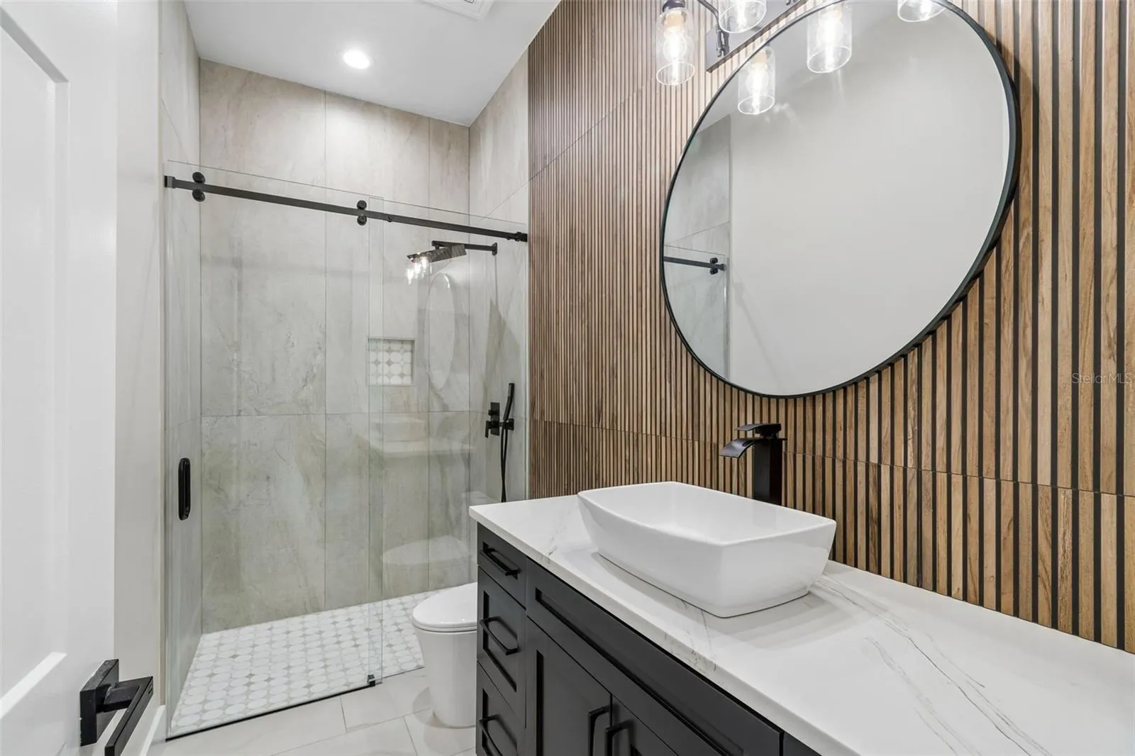 Full bath 1st floor