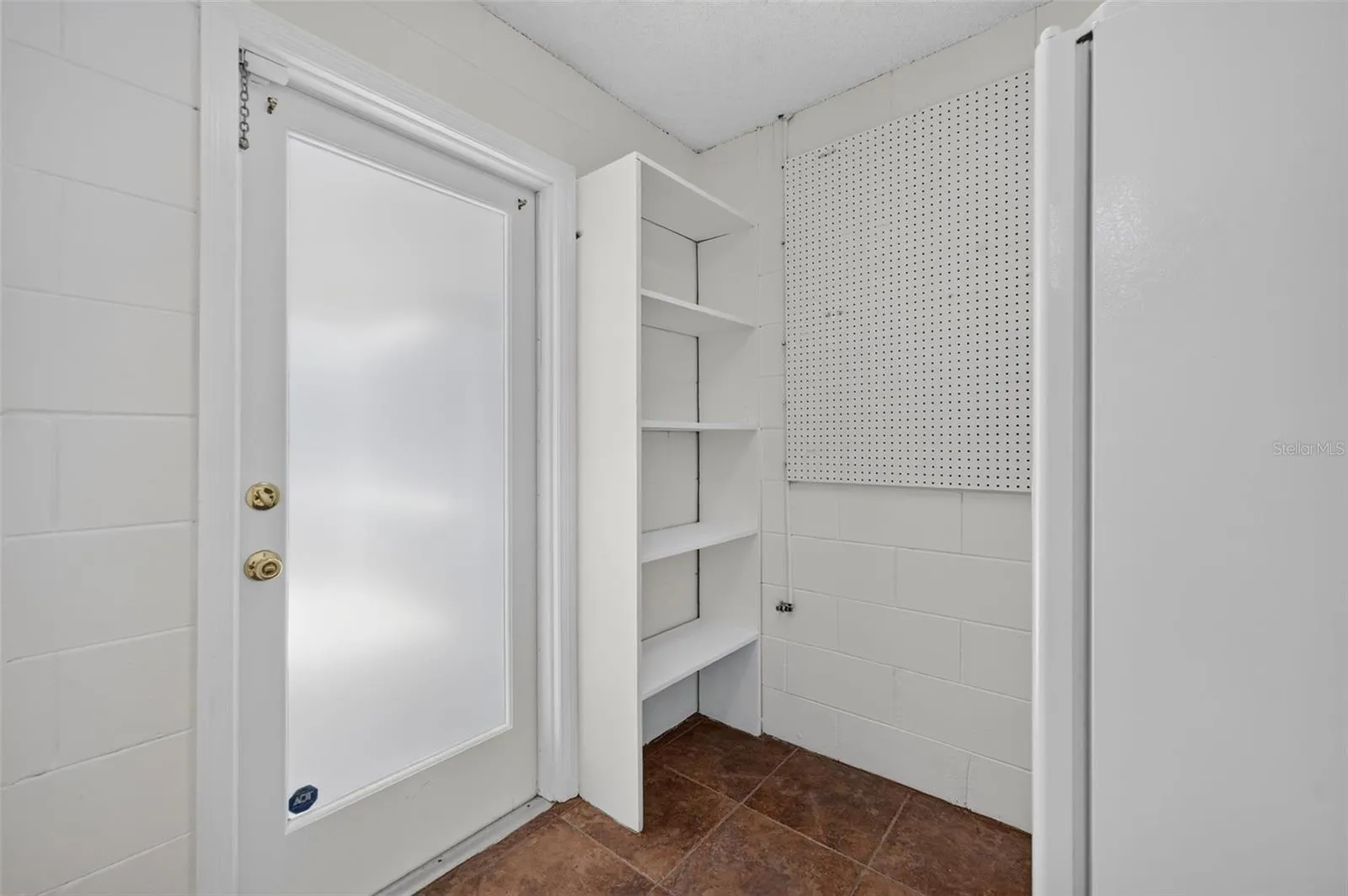 Additional utility room with refrigerator