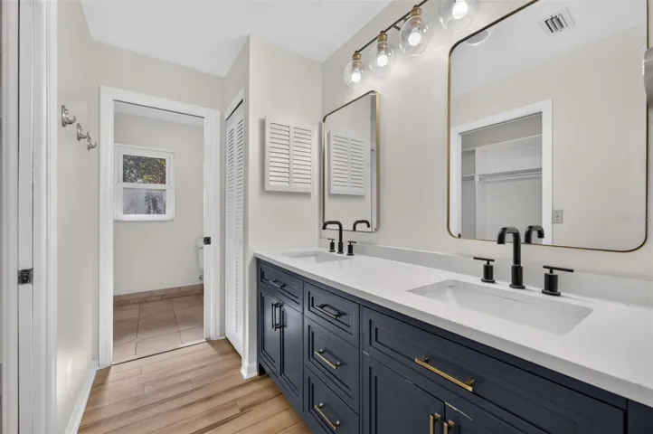 Primary bath with dual sinks
