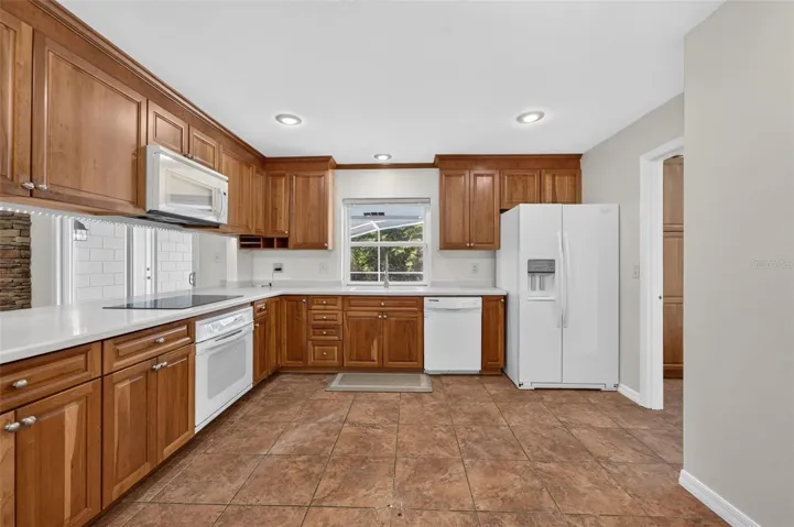 Kitchen also overlooks the pool