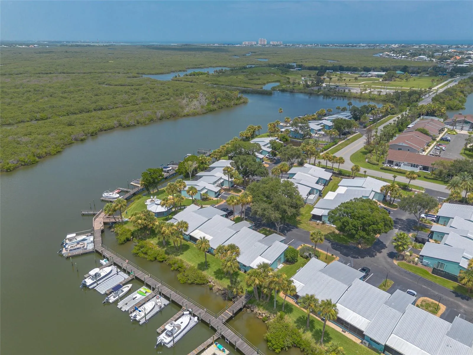 Complex on waterway access to Intracoastal