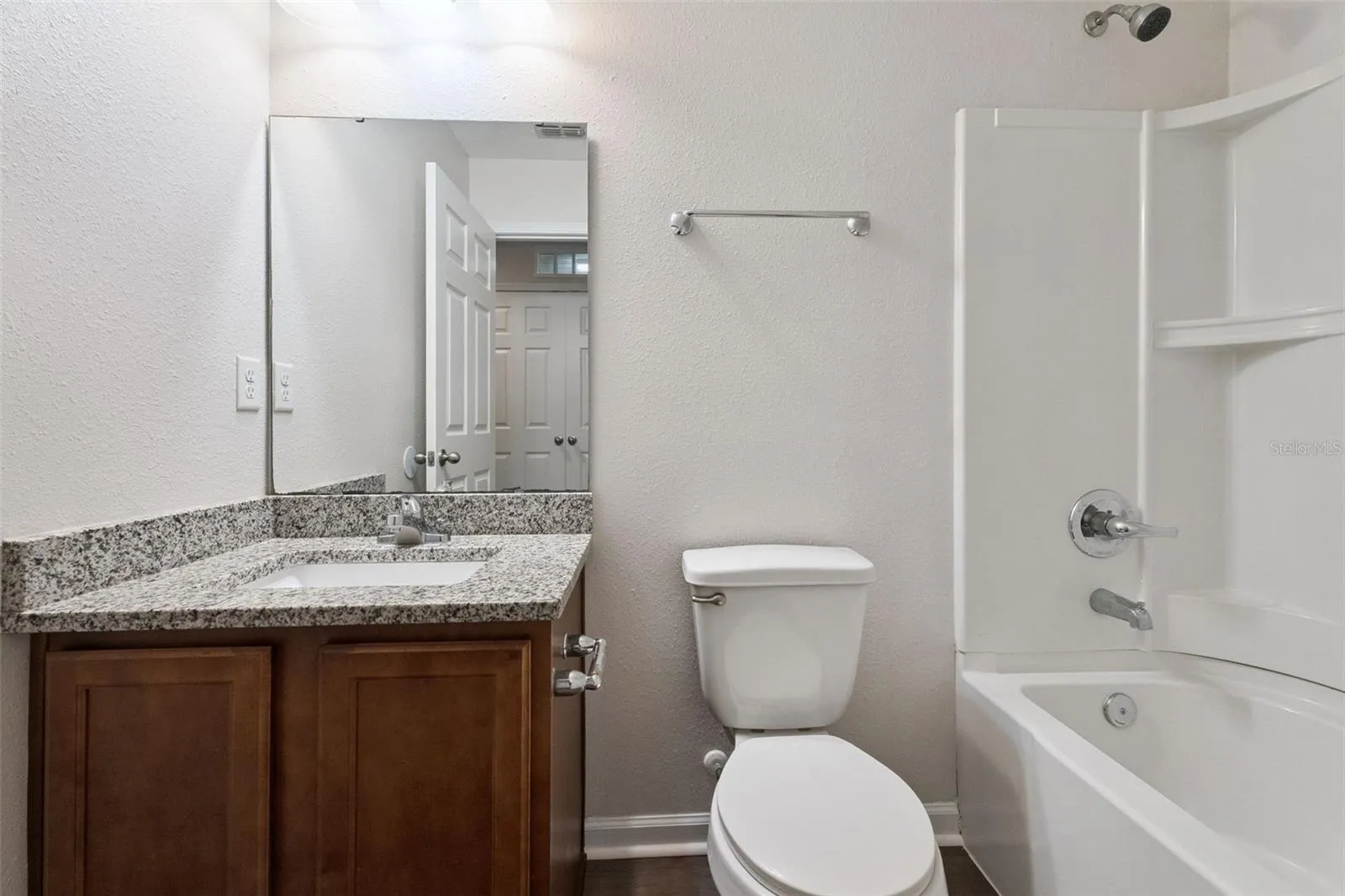 2nd floor full bathroom