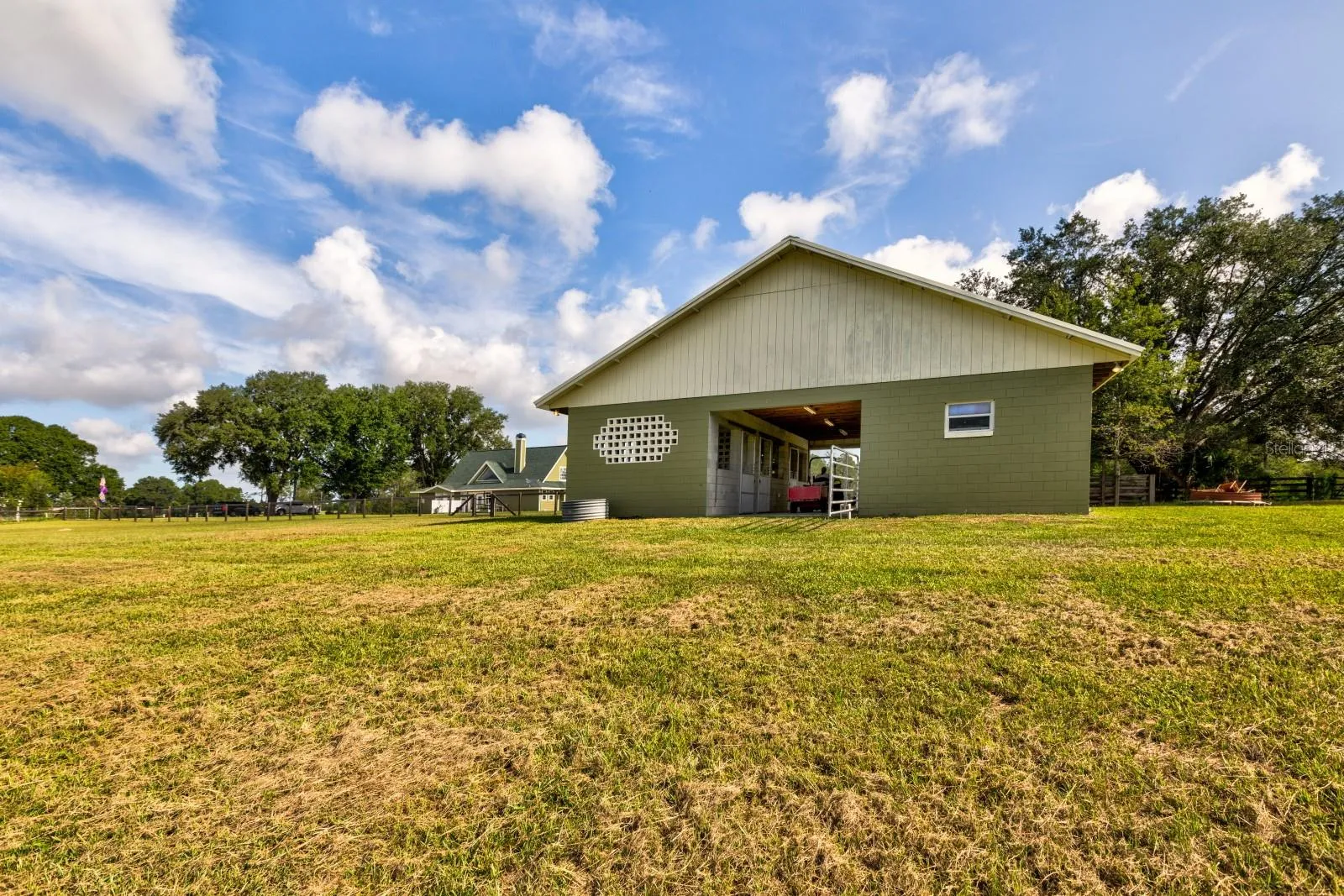 40'X40' Block Barn with 3 stalls, office and tack / feed room
