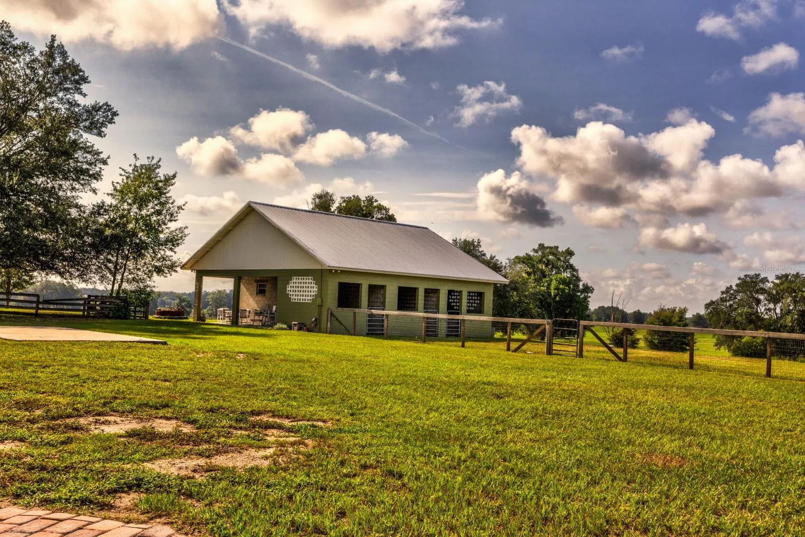 Large Barn with so many possibilities!