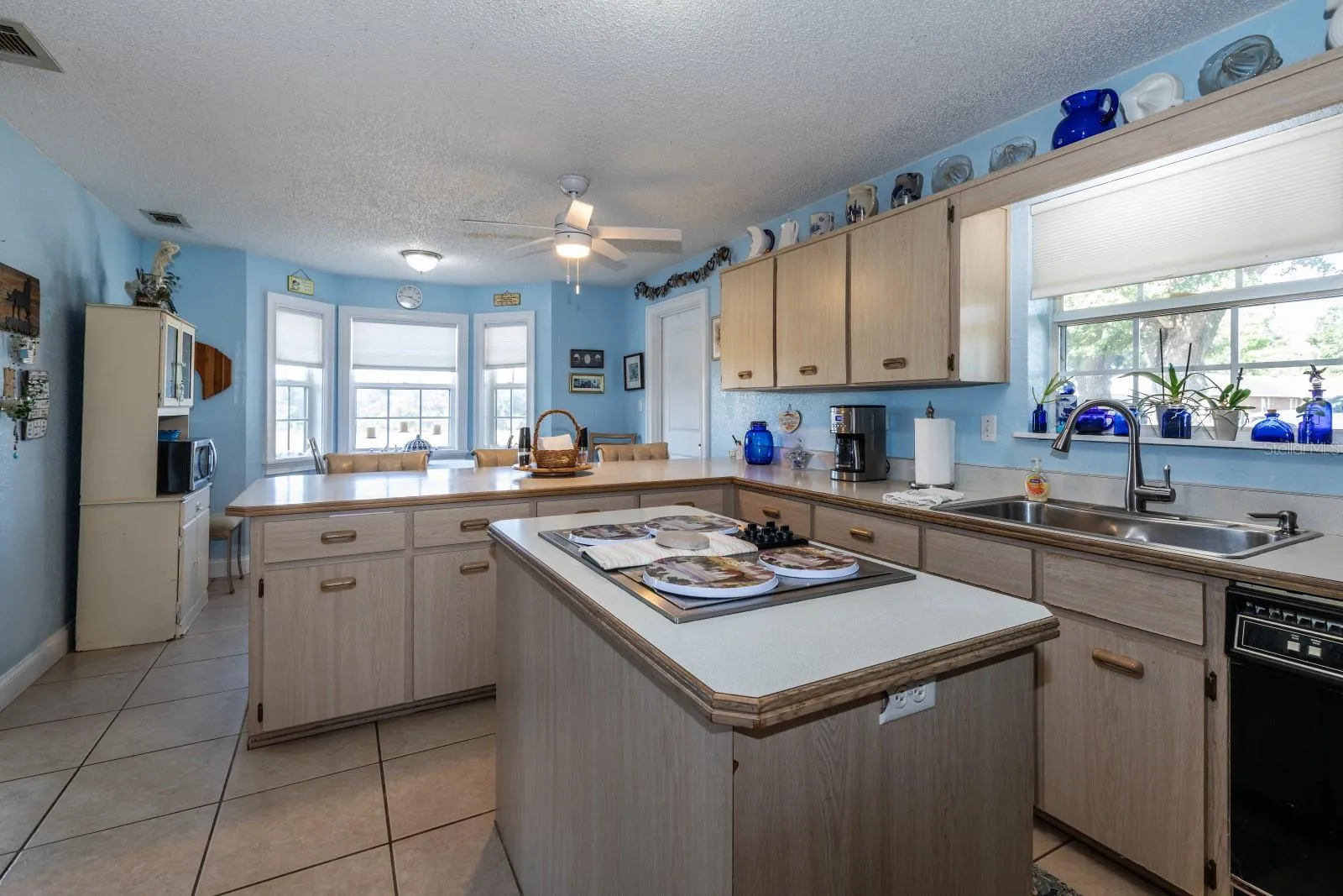 Spacious Kitchen with center Island cook top