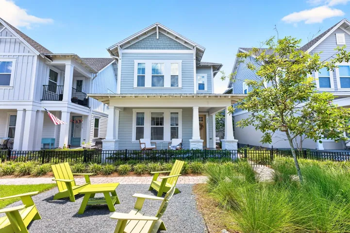 LIKE-NEW LIVING in one of Winter Garden’s most sought-after communities! Just four years old, this beautiful DAVID WEEKLEY SUMMERTON MODEL is located in McKinnon Square within award-winning Oakland Park – and the GOLF CART IS INCLUDED!