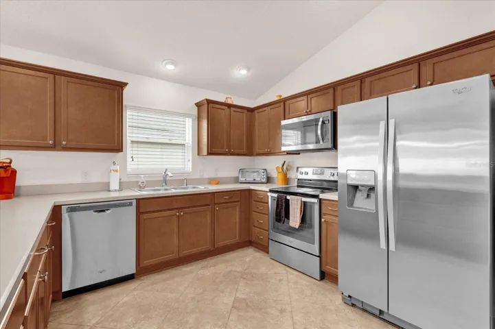 LARGE KITCHEN WITH BREAKFAST BAR