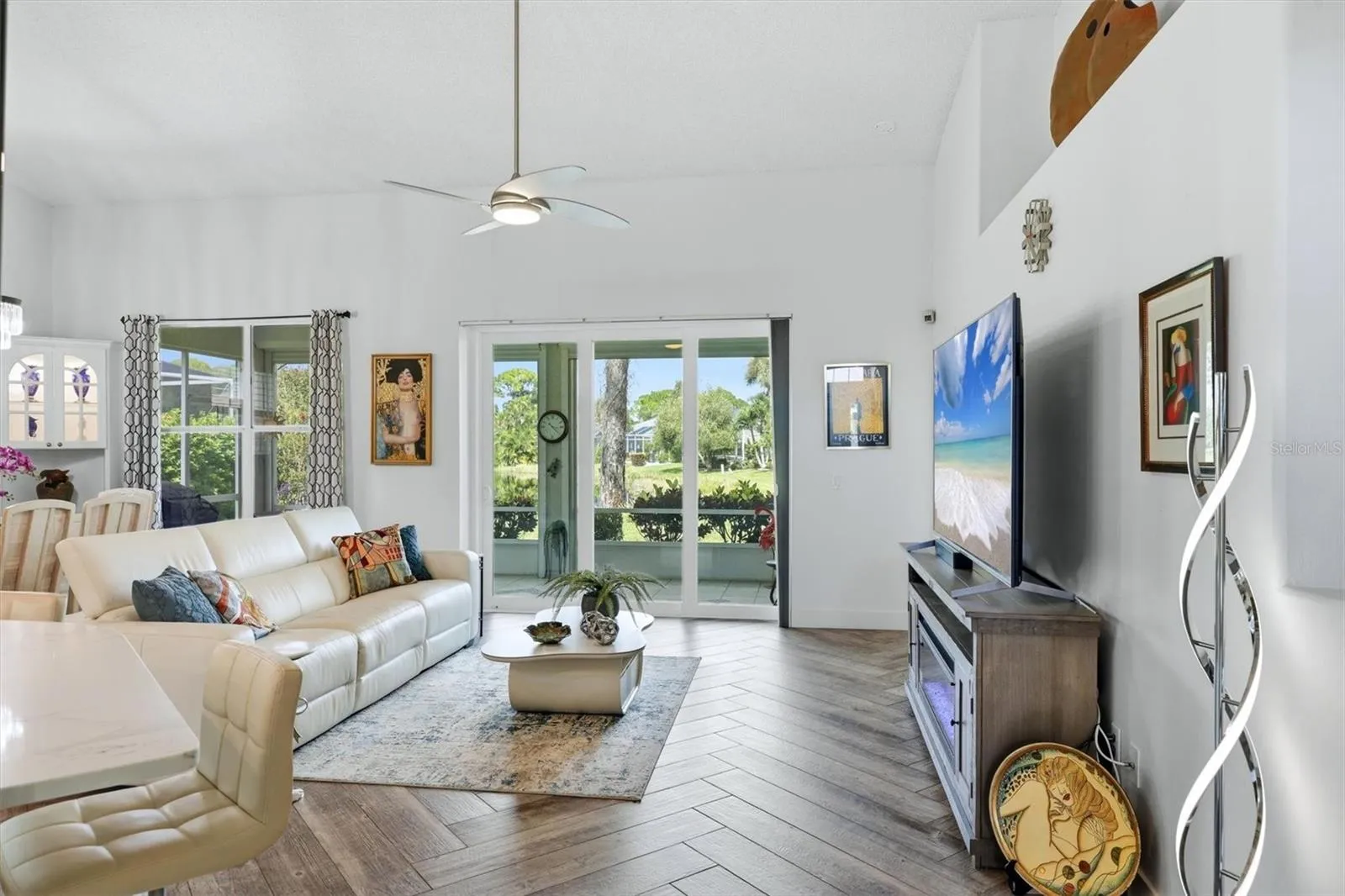 Livibg room and lanai.