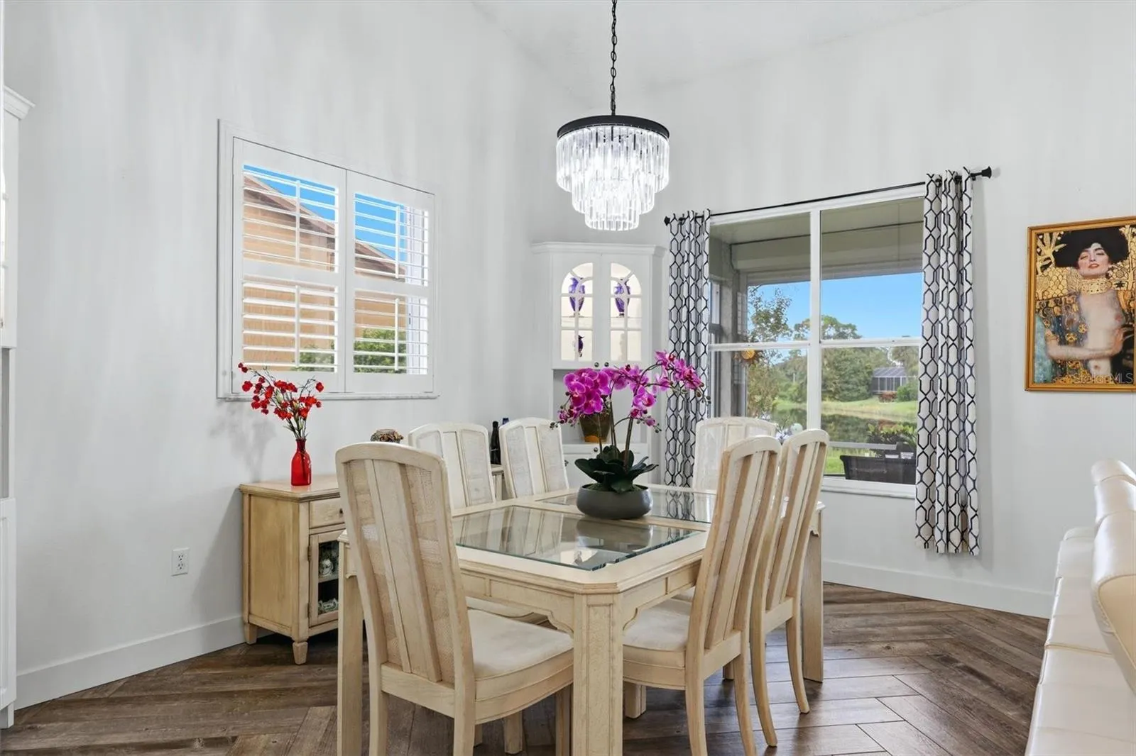 Dining room.