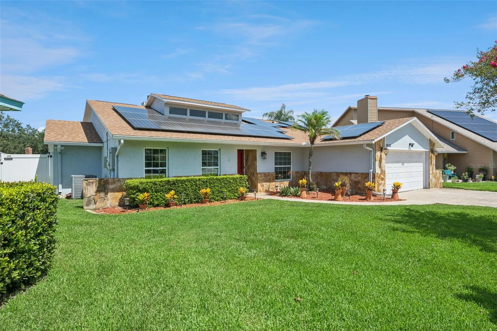 4 Bedrooms/2.5 Bathrooms/Pool/Screened In Covered Lanai/2 Car Garage