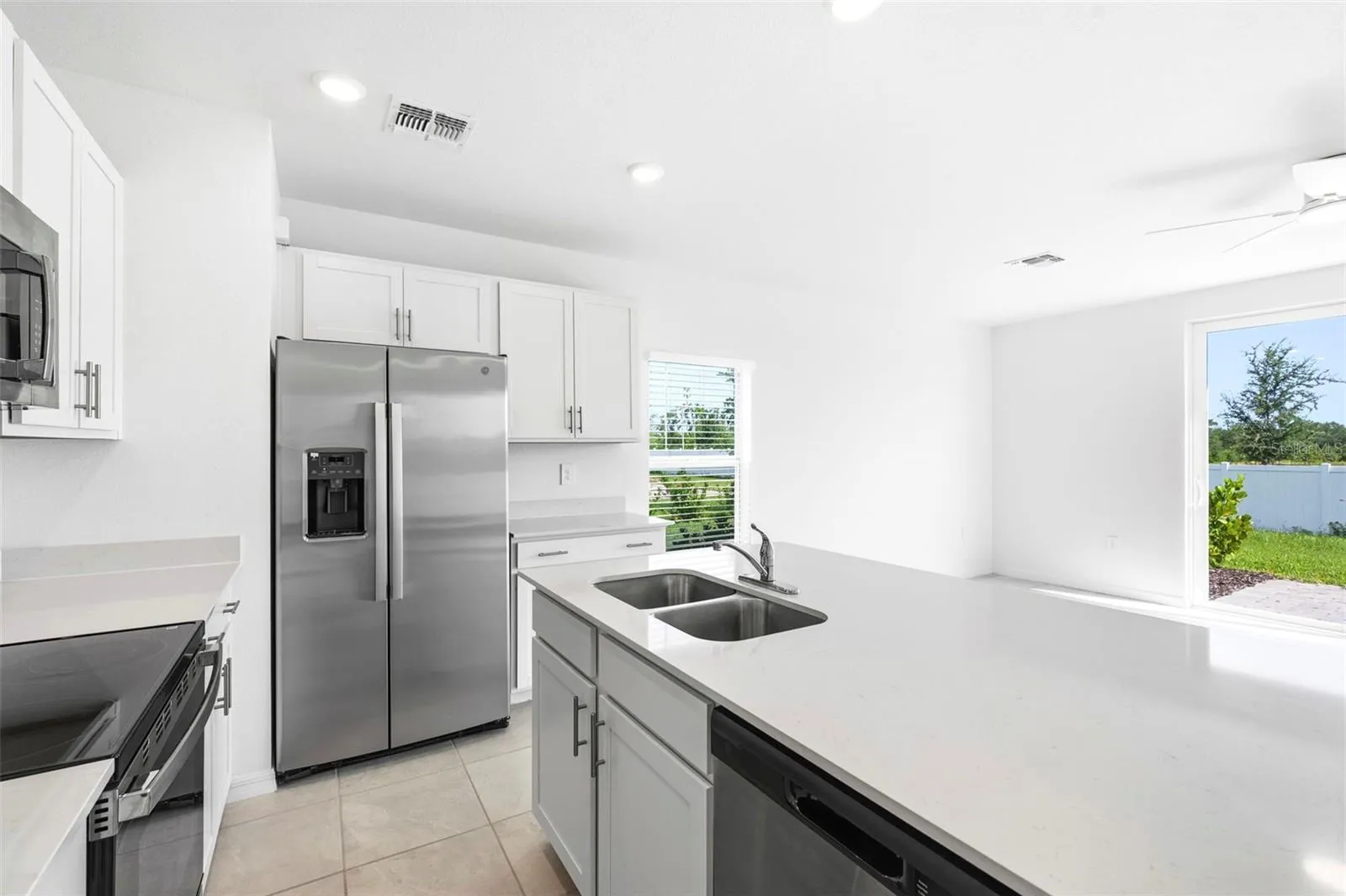 Kitchen w/quartz countertops