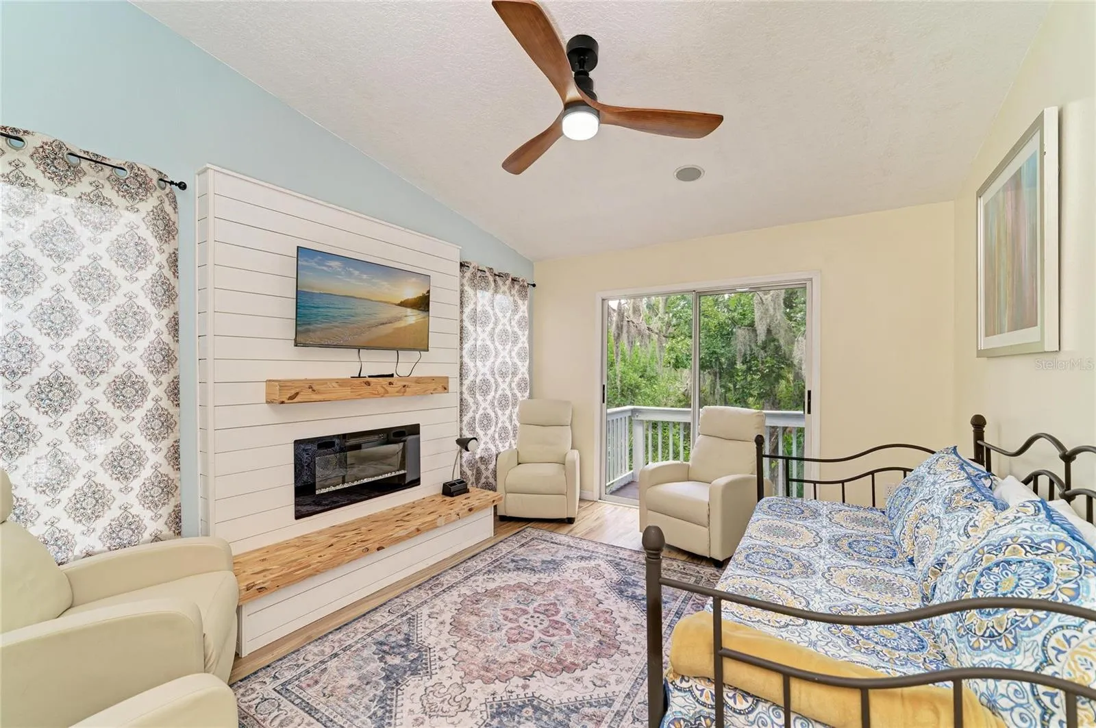Bonus Room with en-suite bathroom and balcony