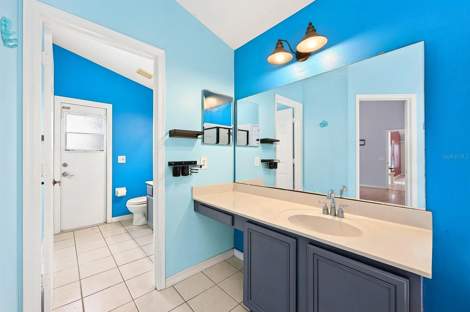 Primary en-suite bath.