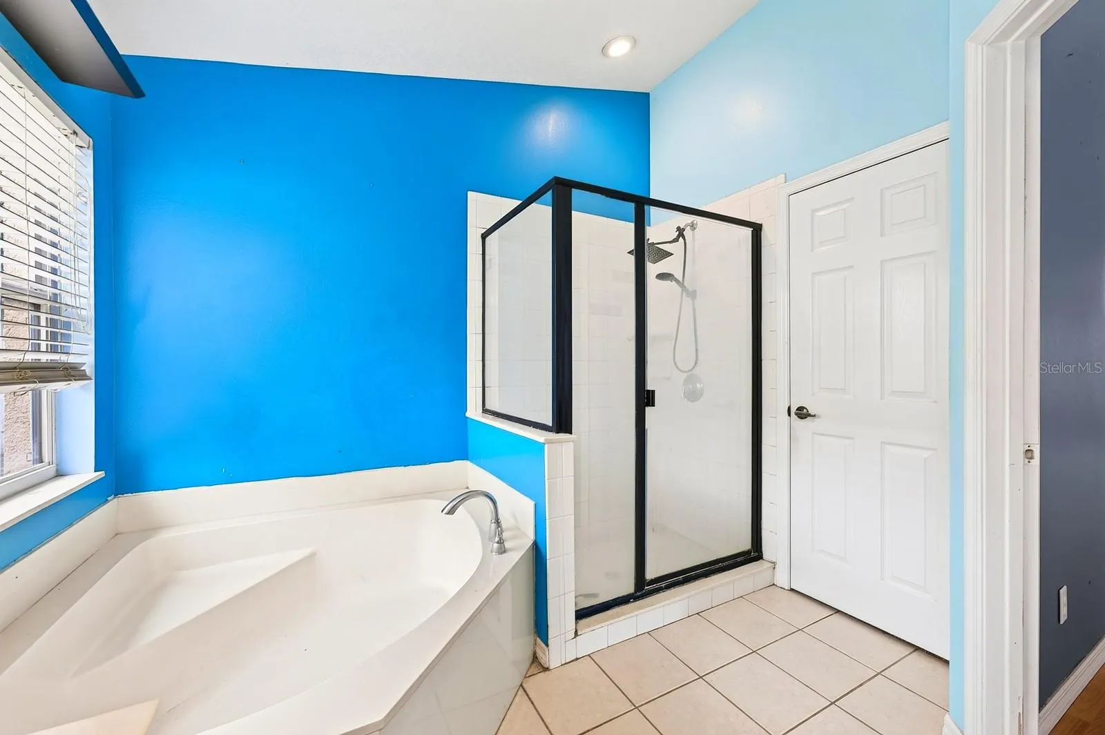 Primary en-suite bath.