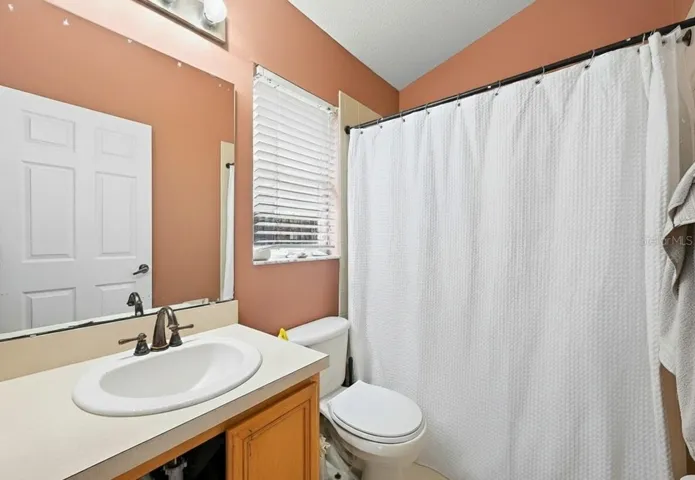 Second full/en-suite bath. Personal items have been removed virtually.