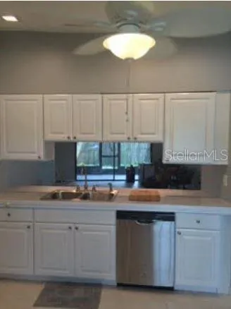 ki8tchen with opening to living room