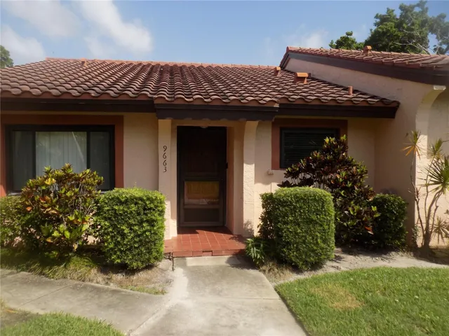 2 Bedroom villa with canal water views!