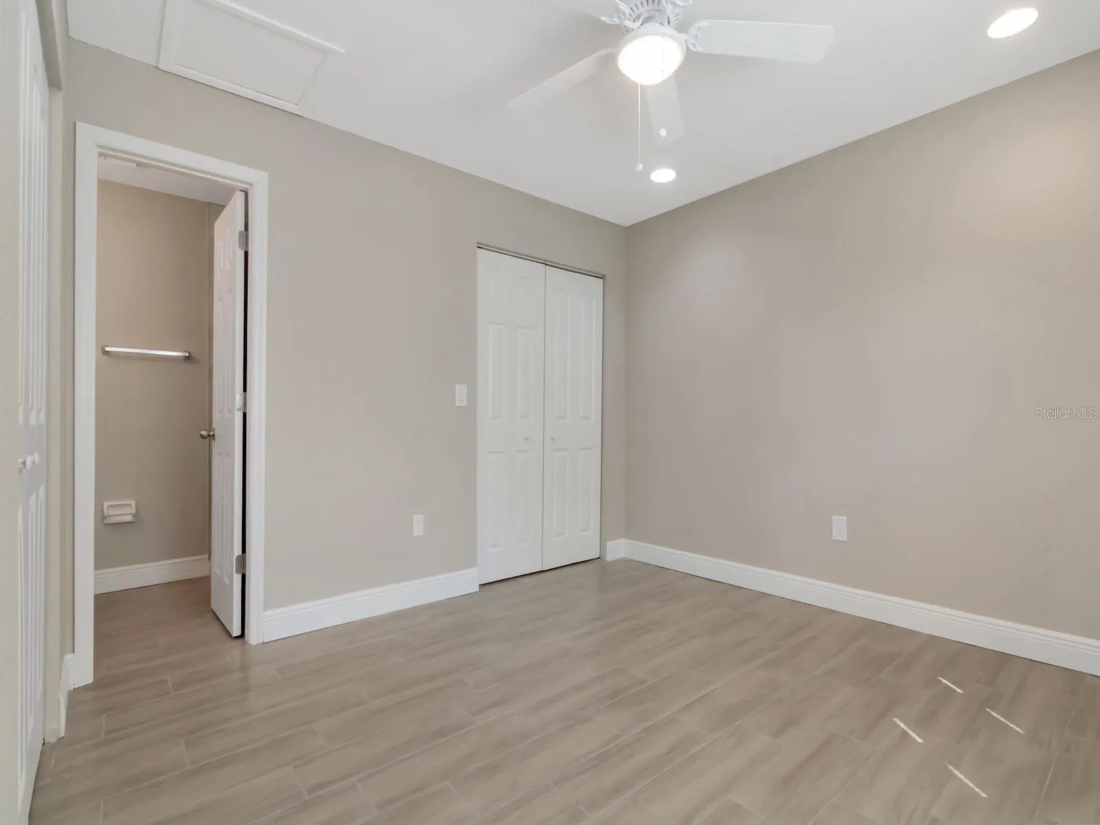 Primary Bedroom w/ Ensuite Bathroom, and Walk-In Shower - Unit 1207