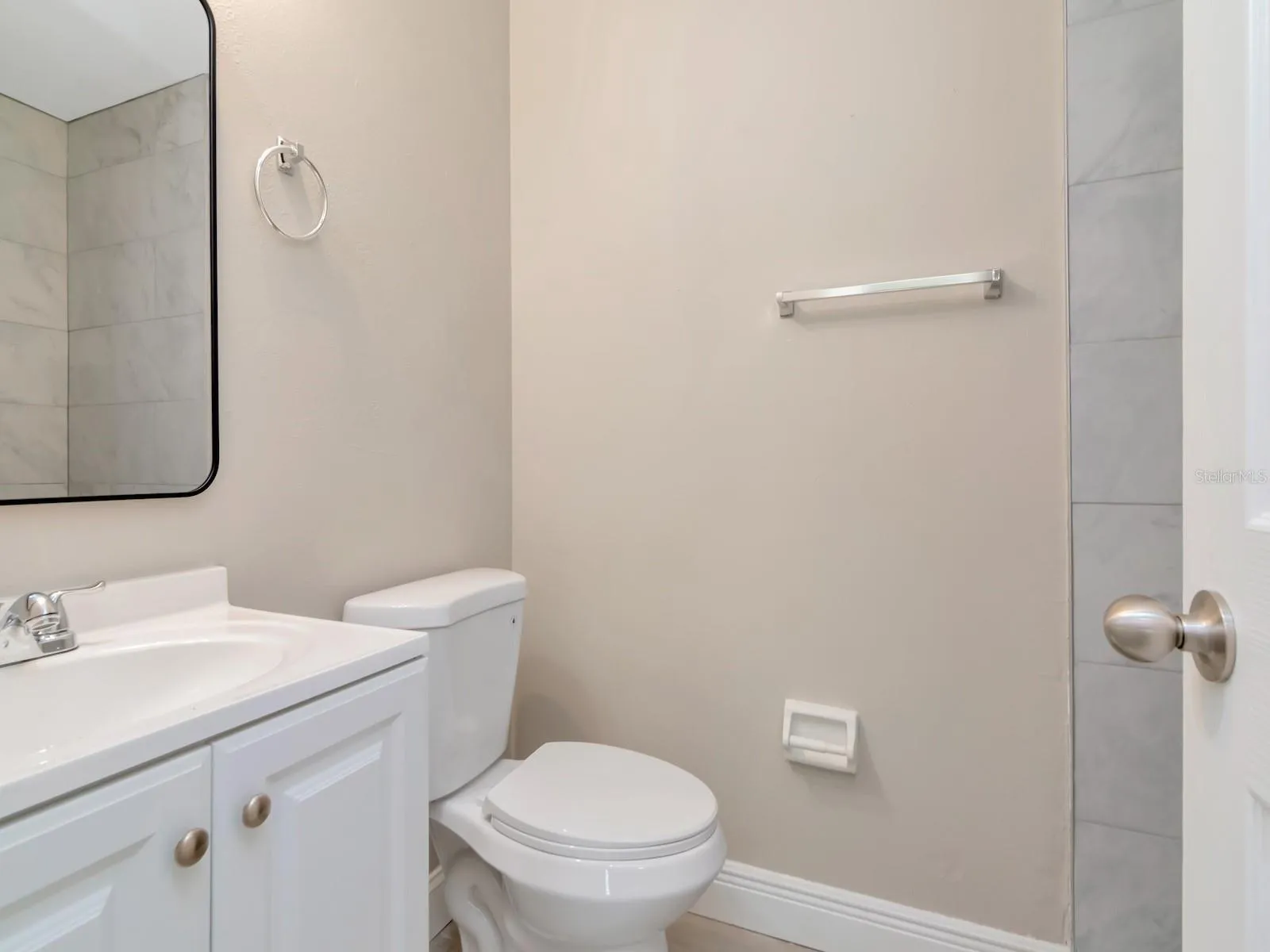 Ensuite Bathroom w/ Walk-In Shower - Unit 1207