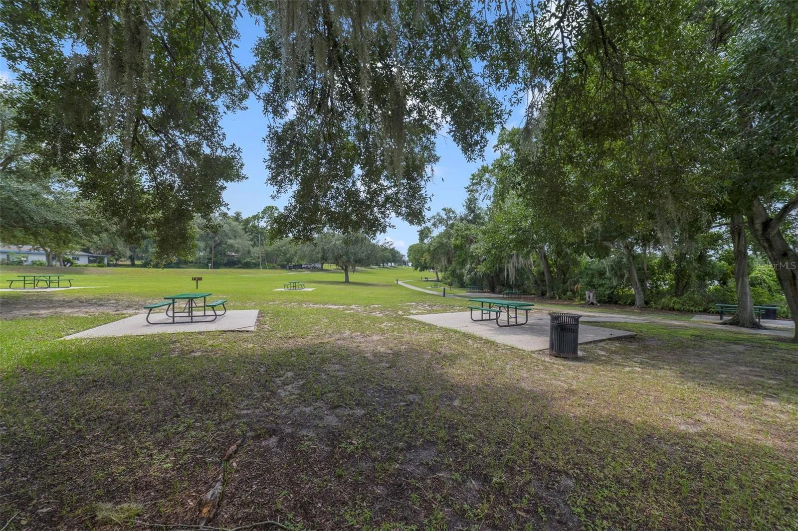 Twin Lakes Park - Picnic area