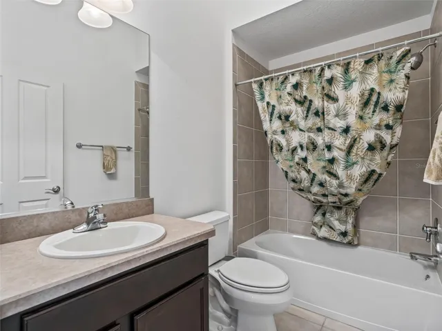 Guest Bath with shower tub combo