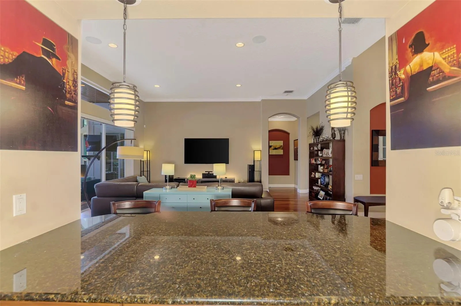 Wet bar with seamless interaction with the living room